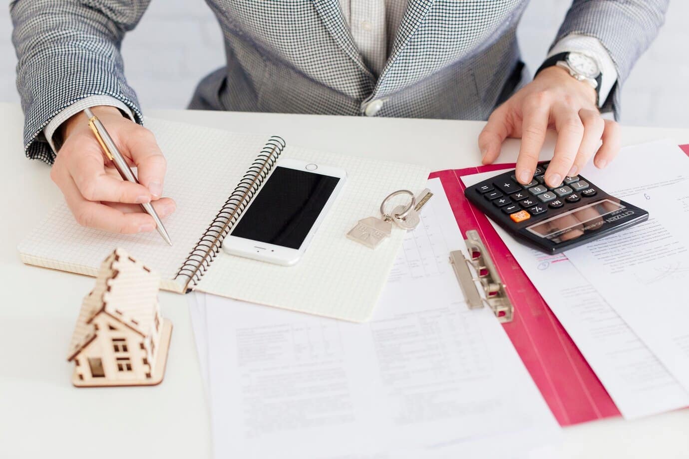 Are there any estate or inheritance taxes in Illinois? 7 crop realtor counting writing 23 2147737909 1