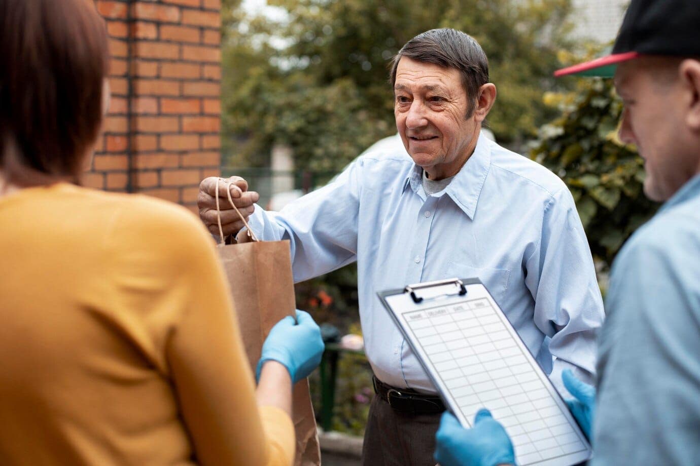 How do you revoke a will in Arizona? 3 An older man with a clipboard talking to two people outdoors